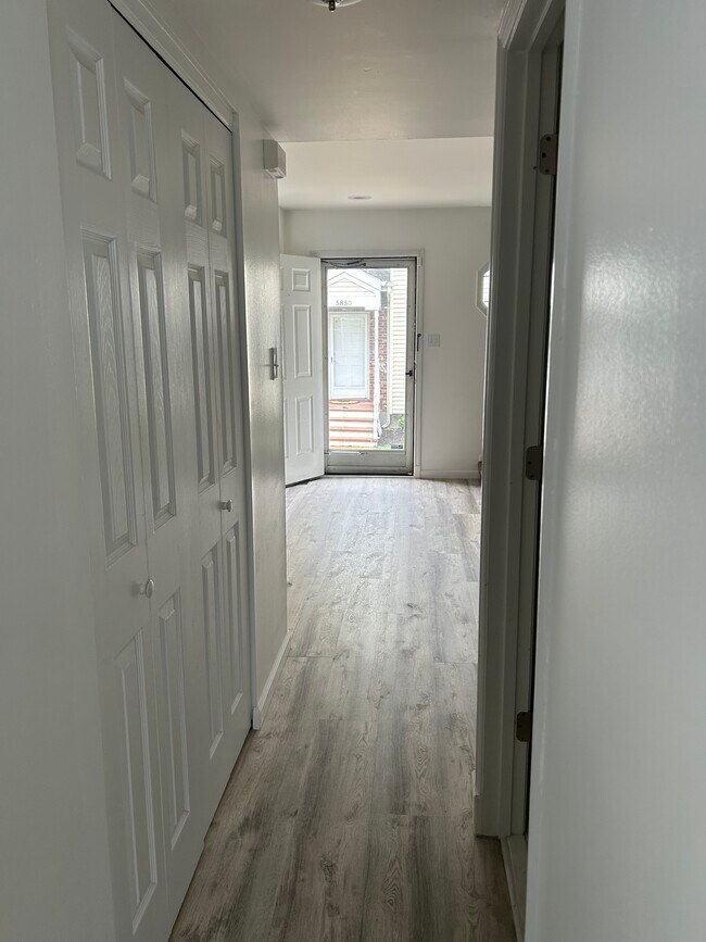 Desde la cocina hasta la puerta principal - 5851 Prince George Ct