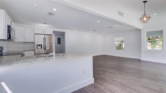 Building Photo - 129 NE 60th St