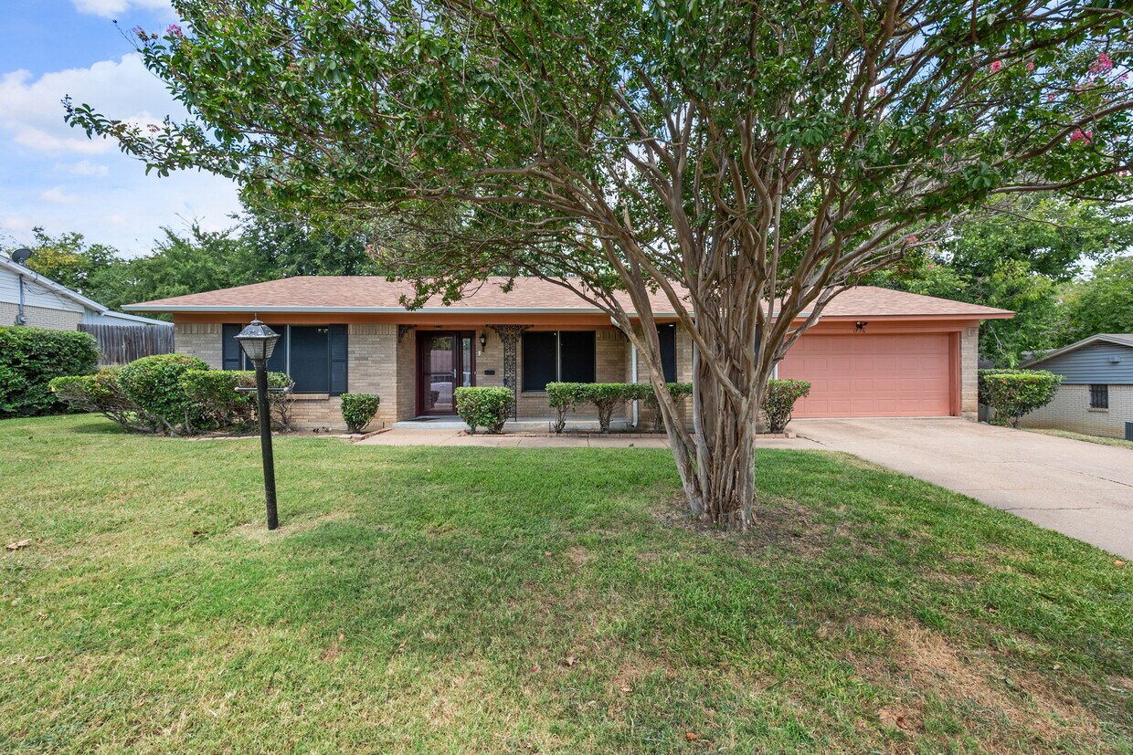 Primary Photo - 1716 Ellington Dr