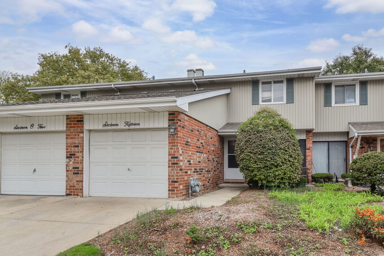 1615 Coloma Pl, Wheaton, IL 60189 Townhome Rentals in Wheaton IL