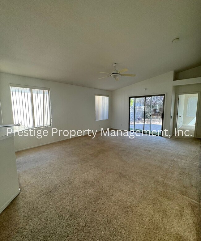 Foto del edificio - This charming 3+den/2 Bath East Home Is just What You Need!!