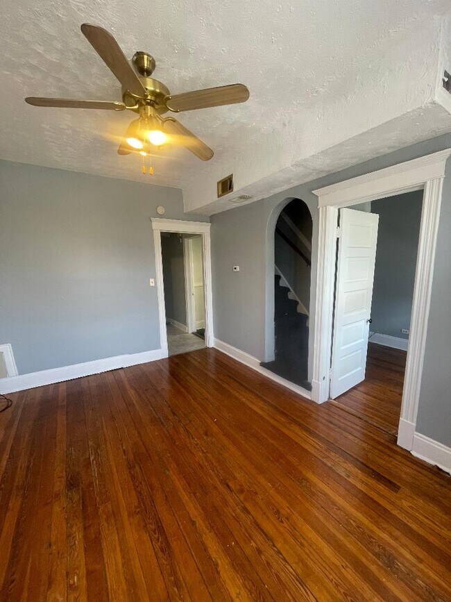 Foto del edificio - 8136 S Exchange Ave