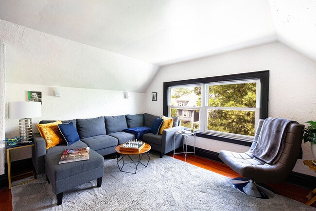 Building Photo - 120 Saint James Pl