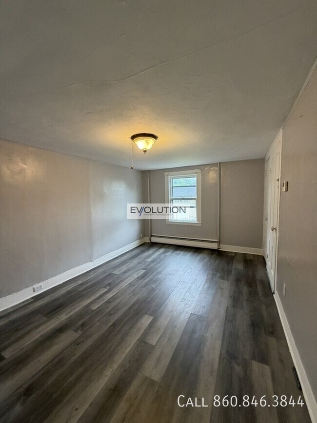 Building Photo - 46 Maple St