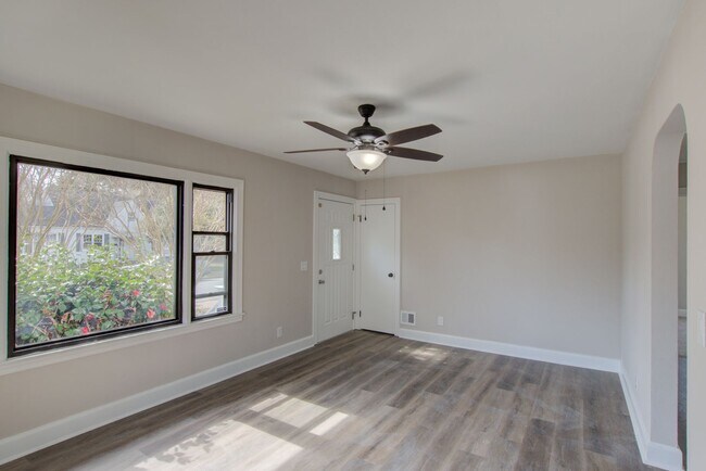 Building Photo - Fully Renovated 2 Bedroom, 1 Bath Home