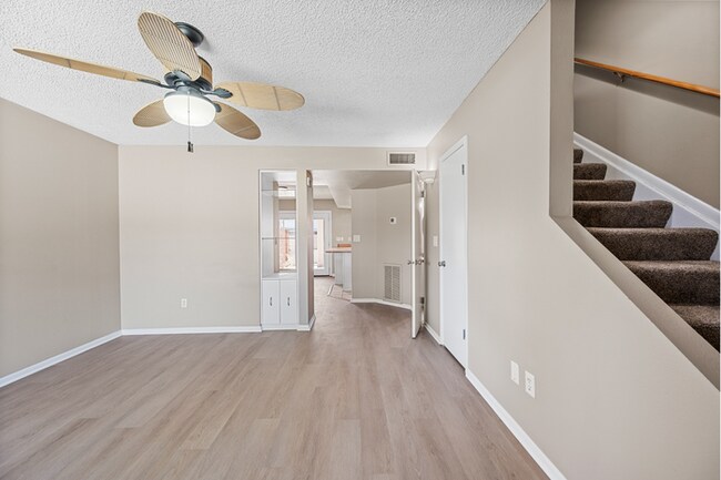 Building Photo - 2Bed/1.5Bath Townhome at Glendale/43rd Ave! Ready for Immediate Move-In!