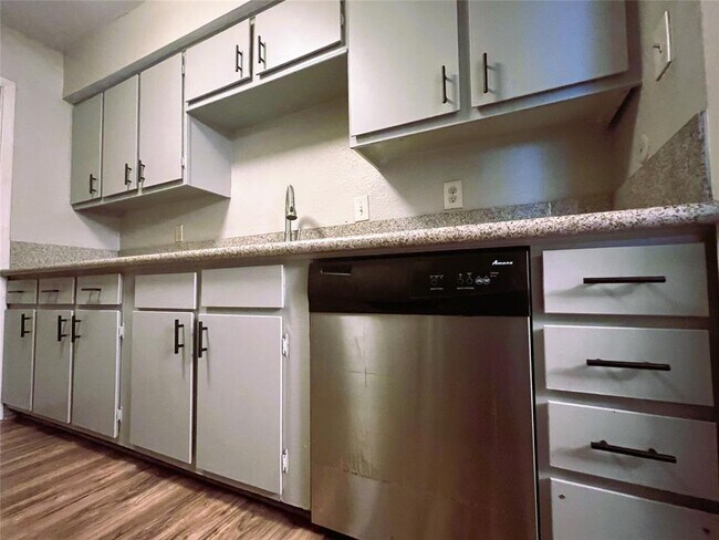 Foto del edificio - 5652 Birchmont Dr