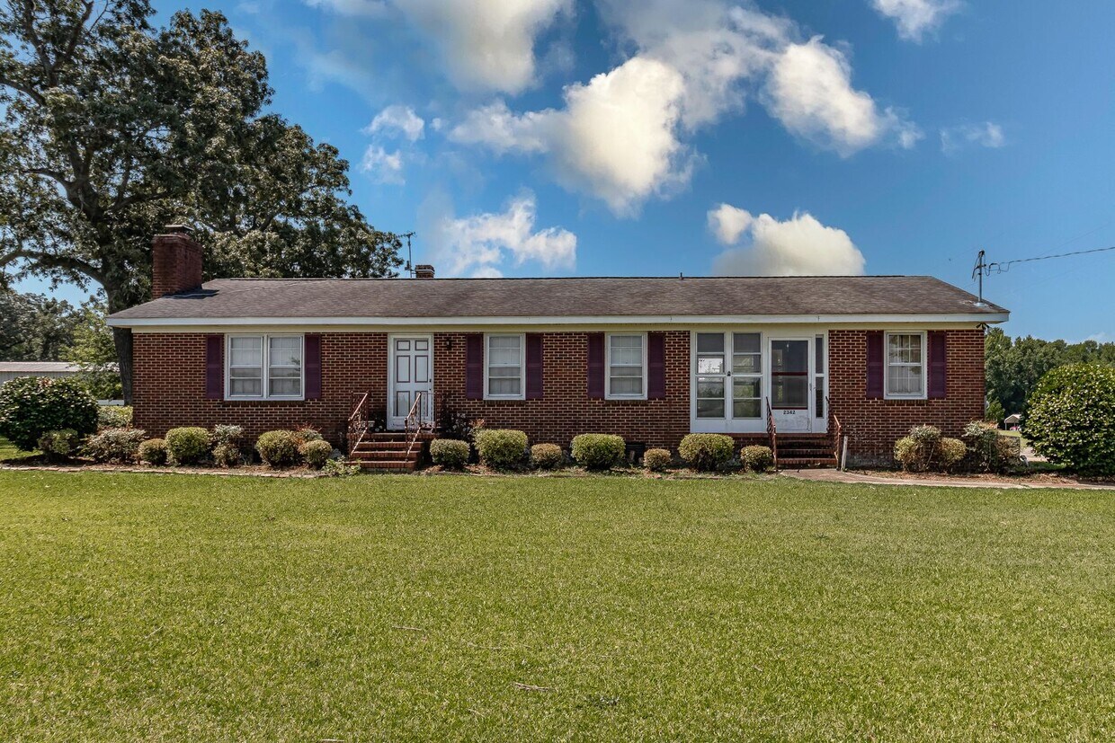 Foto principal - Brick Ranch in Pikeville! Lawn care included!