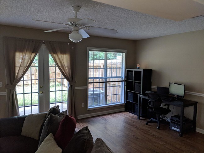 Building Photo - 186 Commons Dr