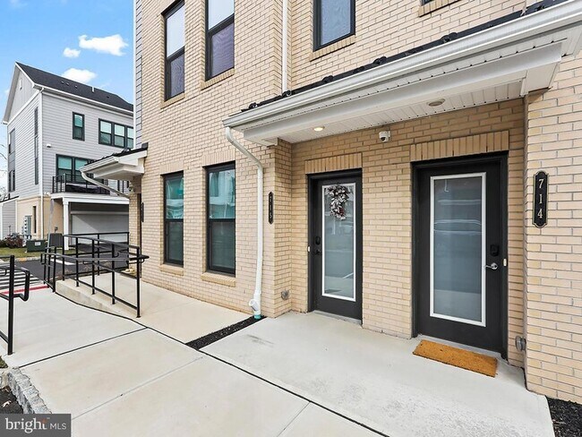 Foto del edificio - 715 Parker Blvd