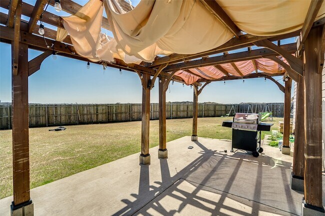 Building Photo - 301 Plum Dr