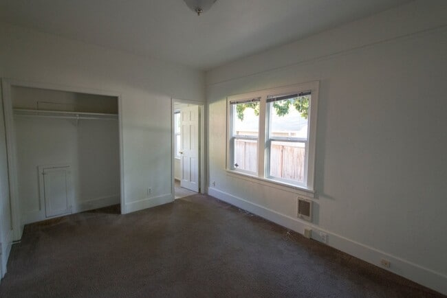 Building Photo - 5 bed house across from Matthew Knight Arena!