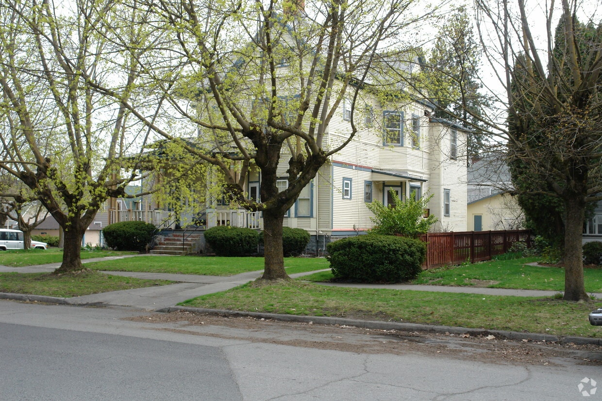 Building Photo - 2005 W 2nd Ave