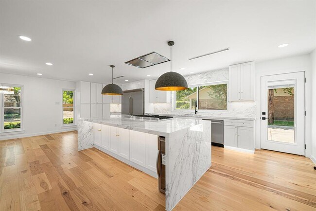 Foto del edificio - 2506 Briarbrook Dr