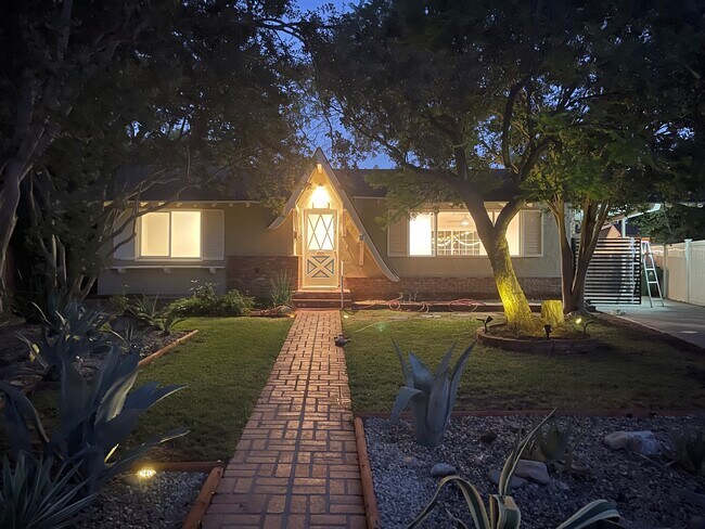 Entrada - 16420 Minnehaha St