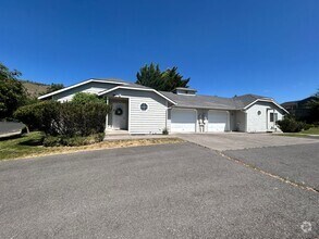 Building Photo - 5550 Glenridge Wy