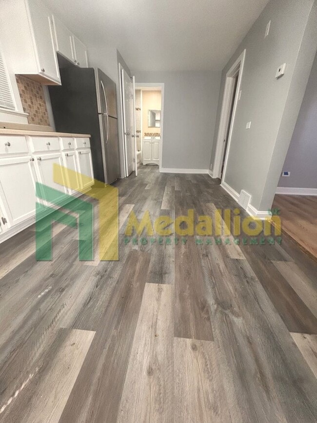 Building Photo - Updated 1-Bedroom Coach House with In-Unit Laundry