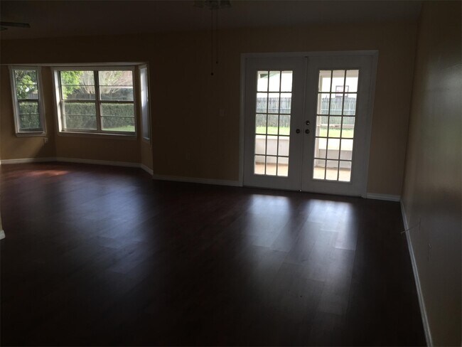 Foto del edificio - 925 Whisler Ct