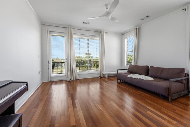 Building Photo - 380 Island Dr