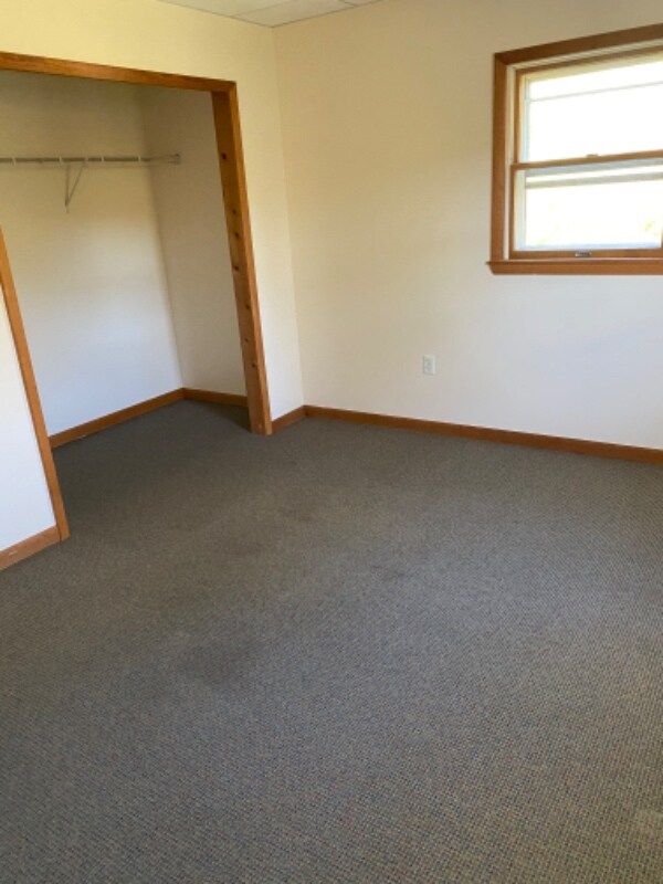Building Photo - 584 Valley Rd