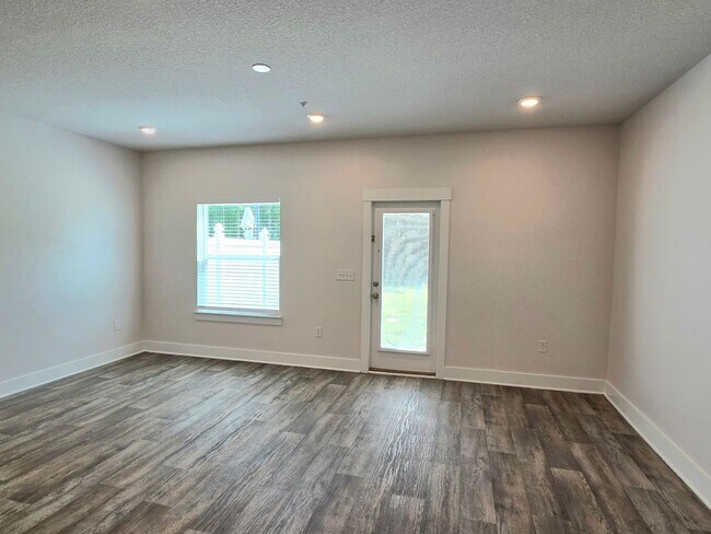 Building Photo - Stunning Townhome – Prime Pensacola Location