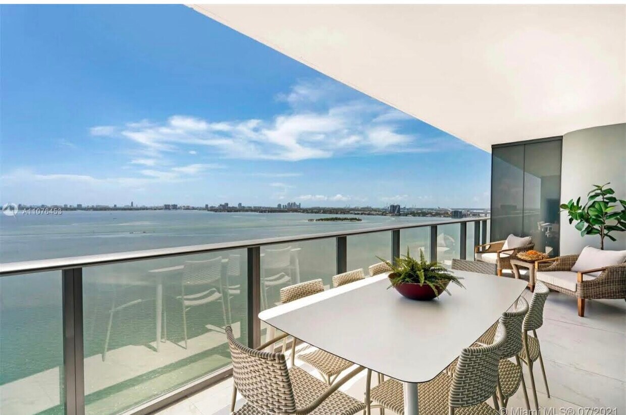 Vistas - 3131 NE 7th Ave