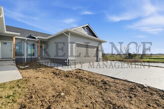 Building Photo - 5238 N Pinecrest Ct