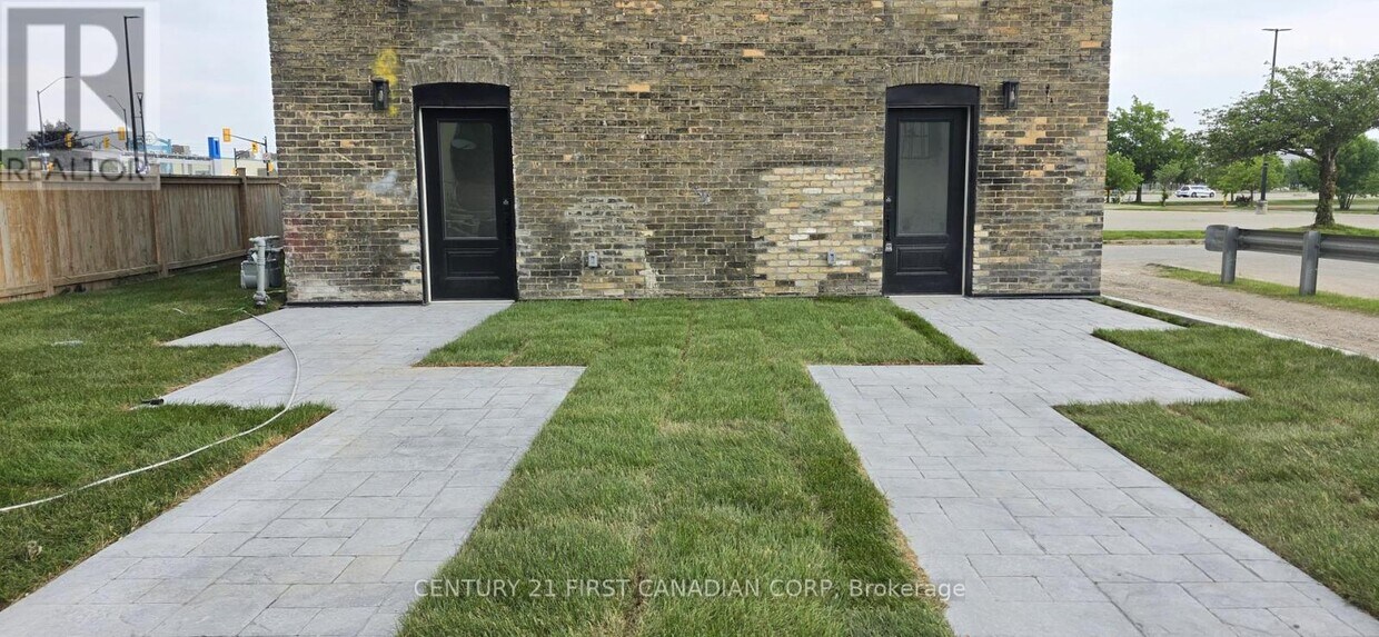 Photo principale - 857-857 Dundas St