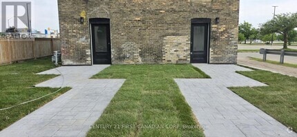 Building Photo - 857-857 Dundas St