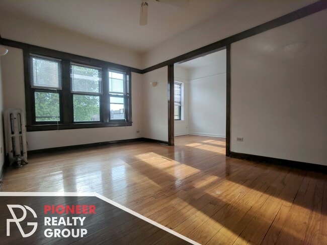 Building Photo - 822 W Waveland Ave
