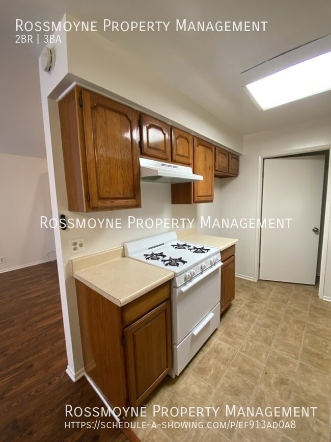 Building Photo - 2 Bedroom 2 1/4 Bath, Small Complex - Burbank