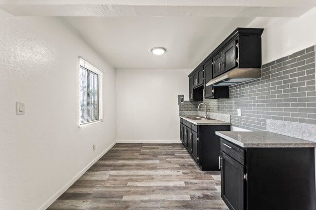 Foto del edificio - 8027 S Broadway