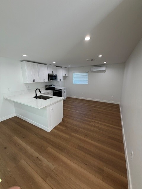 Building Photo - 724 1/4 E 81st St