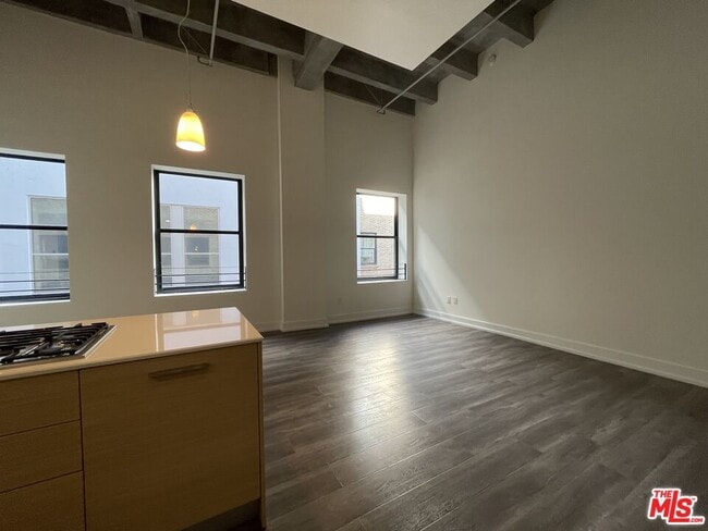 Building Photo - 727 W 7th St
