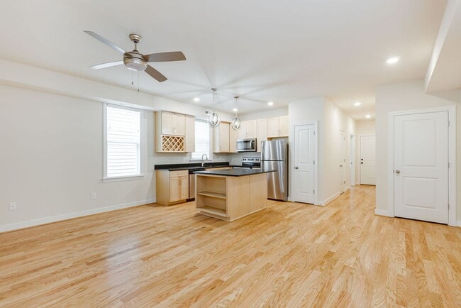 Building Photo - 1101 Oakwood Ave