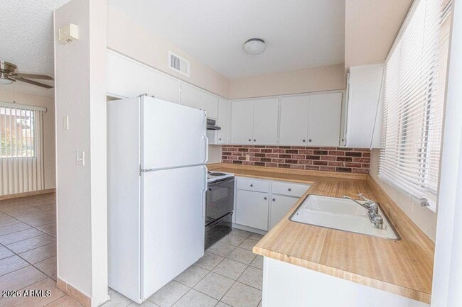 Building Photo - 2642 E Orange St.