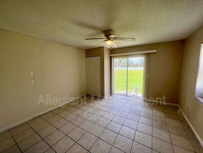 Building Photo - 622 Royalty Ct