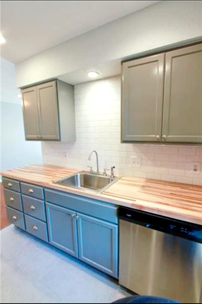 Foto del edificio - 9805 Dallum Dr