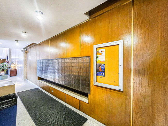 Building Photo - 5701 N Sheridan Rd
