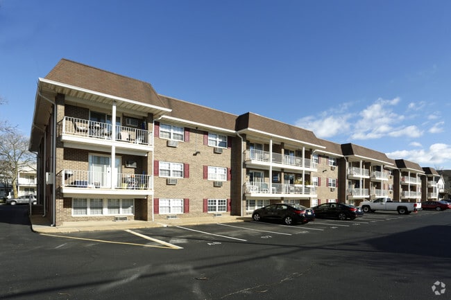 Building Exterior - Mariner Apartments