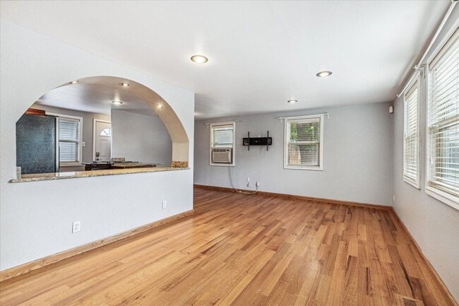 Building Photo - Adorable Cory-Merrill Bungalow For Rent!