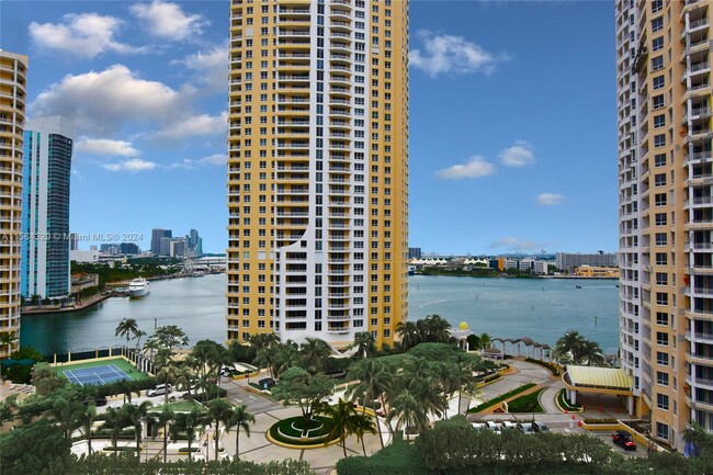 Building Photo - 540 Brickell Key Dr