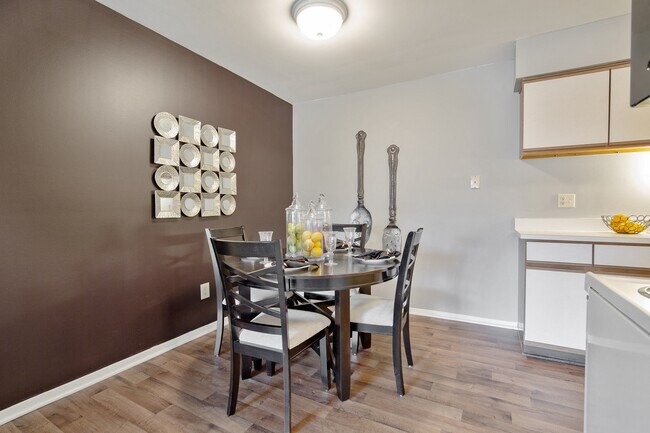 Área de comedor clásica en Lakeside Village Apartments, Clinton Township, MI, 48038 - Lakeside Village Apartments
