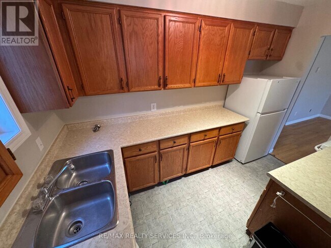 Building Photo - 213 Sarah Ct