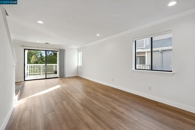 Building Photo - 2683 Oak Rd