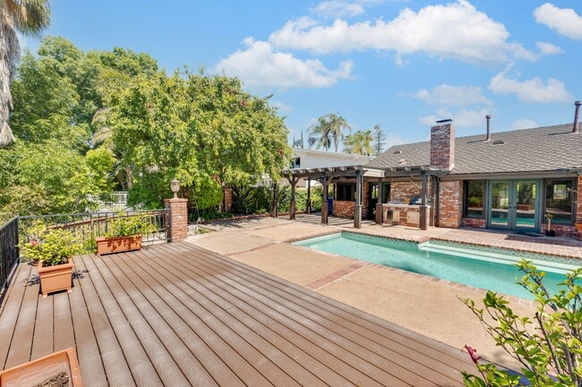 Building Photo - Perfect Entertaining Family Home with Larg...