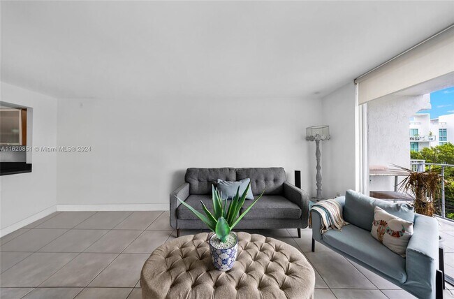 Foto del edificio - 700 NE 63rd St