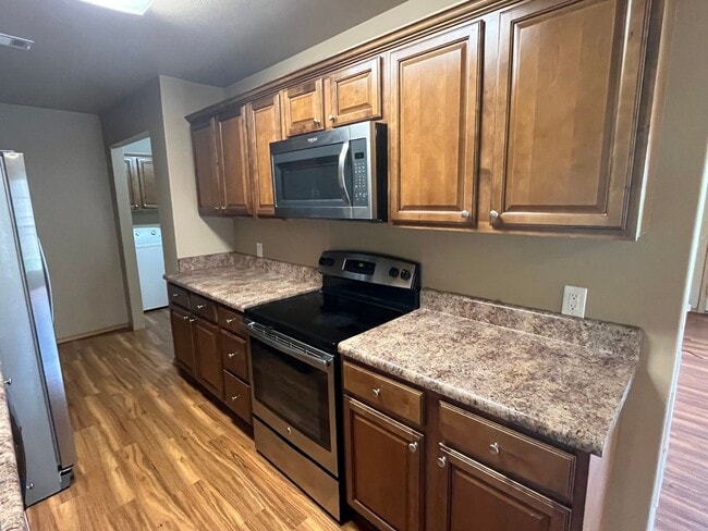 Building Photo - 808 W 13th St