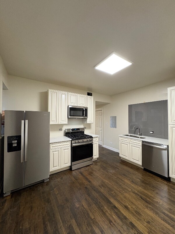 Building Photo - 3547 W Dickens Ave