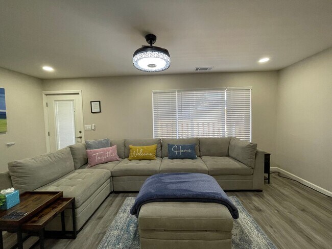 Building Photo - 721 A,B,C